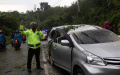 Mobil Tertimpa Pohon Tumbang di Jalan Raden Maulana Bdr Lampung