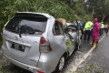 Mobil Tertimpa Pohon Tumbang di Jalan Raden Maulana Bdr Lampung