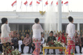 Momen Menteri Dan Istri Pejabat Negara Catwalk di Istana Berkebaya