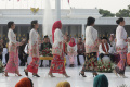 Momen Menteri Dan Istri Pejabat Negara Catwalk di Istana Berkebaya
