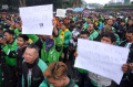 ojol-se-bandung-raya-suarakan-tolak-tarif-murah-di-gedung-sate_20240625_201035.jpg