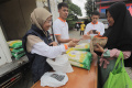 operasi-pasar-murah-di-kecamatan-jatinegara_20240226_184545.jpg