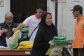 operasi-pasar-murah-di-kecamatan-jatinegara_20240226_185447.jpg