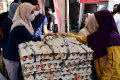 Operasi Pasar, Warga Antre Membeli Kebutuhan Bahan Pokok Murah