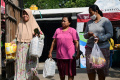 operasi-pasar-warga-antre-membeli-kebutuhan-bahan-pokok-murah_20220829_143237.jpg