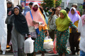 operasi-pasar-warga-antre-membeli-kebutuhan-bahan-pokok-murah_20220829_143318.jpg
