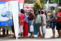 Operasi Pasar, Warga Antre Membeli Kebutuhan Bahan Pokok Murah