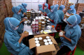 Pabrik J&C Cookies Produksi 10.000 Toples Kue Kering Per Hari