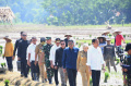 panglima-tni-dampingi-presiden-kunjungan-ke-jawa-tengah_20231214_102303.jpg