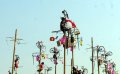Panjat Pinang Kolosal di Ancol
