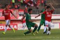 Paolo Sitanggang Dikawal Dua Pemain Surabaya FC