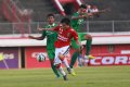 Paolo Stianggang Dikawal Ketat Dua Pemain Surabaya FC