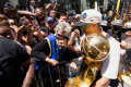 parade-kemenangan-golden-state-warriors_20220621_122216.jpg