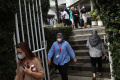 Pasca Gempa Karyawan Berhamburan Keluar Gedung Perkantoran