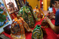 patung-dewa-dipakaikan-pakaian-baru-jelang-imlek_20230114_194909.jpg