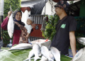 Pedagang Bandeng Imlek Rawa Belong Mulai Diserbu Konsumen