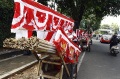 Pedagang Bendera Dan Umbul-Umbul Jelang HUT Kemerdekaan RI Ke-77