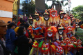 Pedagang Miniatur Barongsai Kebanjiran Pembeli