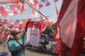 pedagang-musiman-bendera-mulai-ramai_20230809_175304.jpg