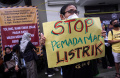 pedagang-pasar-baru-bandung-unjuk-rasa-di-kantor-pengelola-pasar_20240326_213138.jpg