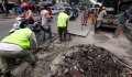 Pekerja Perbaiki  Jalan Rusak di Jalan Mochamad Toha Bandung