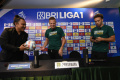 pelatih-persebaya-josep-gombau-didampingi-ze-valente-jumpers_20231006_164655.jpg
