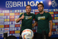 pelatih-persebaya-josep-gombau-didampingi-ze-valente-jumpers_20231006_164741.jpg
