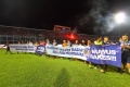 Pemain dan Official Arema Cronus Bentangkan Spanduk