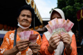 pembagian-blt-bbm-di-kota-malang_20220908_132543.jpg