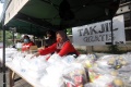 pembagian-takjil-gratis-dengan-menerapkan-jarak-fisik_20200512_205729.jpg