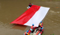 Pembentangan Bendera Merah Putih di Kali Ciliwung