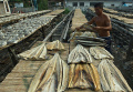 pembuatan-ikan-asin-kembali-normal-usai-libur-lebaran_20240418_202555.jpg