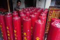 Pembuatan Lilin Merah Imlek di Vihara Dharma Ramsi Bandung