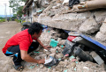 Pemilik Bengkel Selamatkan Anak dan Istri Dari Runtuhan Bangunan