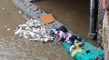 pemulung-kali-ciliwung-pintu-air-manggarai-jakarta_20221031_180917.jpg