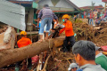 pencarian-korban-banjir-bandang-di-sumatera-barat_20240514_103034.jpg