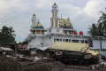 pencarian-korban-banjir-bandang-di-sumatera-barat_20240514_103737.jpg
