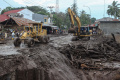 pencarian-korban-banjir-bandang-di-sumatera-barat_20240514_103953.jpg