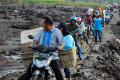 pencarian-korban-banjir-bandang-di-sumatera-barat_20240514_175133.jpg