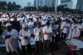 Pendemo Salat Maghrib Di Sekitar Patung Kuda