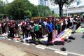 Pendemo Tuntut Kenaikan UMP Lakukan Salat Jumat