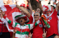 Pendukung Timnas Inggris dan Timnas Iran