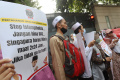 Pendukung UAS Demo di Depan Kedubes Singapura