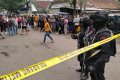 Pengamanan Lokasi Bom Bunuh Diri di Mapolsek Astana Anyar