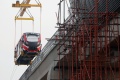 Pengangkatan Perdana Gerbong LRT Jabodebek