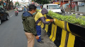 Pengecatan Beton Pembatas Pemisah Jalan
