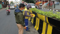 Pengecatan Beton Pembatas Pemisah Jalan