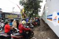 pengendara-motor-menunggu-ka-lewat-di-pintu-perlintasan_20160728_113544.jpg