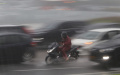 Pengendara Motor Nekat Terjang Hujan Deras Disela Mobil