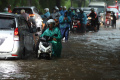 pengendara-motor-terjebak-bajir-di-kawasan-benda-bawah_20221004_183505.jpg